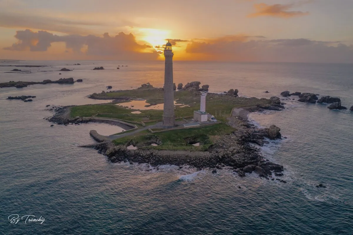 Sunset sur le phare de L’Ile Vierge Sunset sur le plus haut phare d'Europe Phare de l'Ile Vierge Plouguerneau