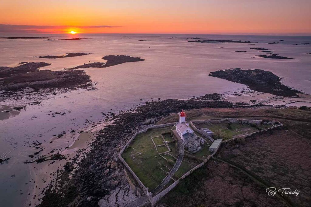 Le tour des Phares Coucher de soleil sur le Phare de l'île Wrac'h
