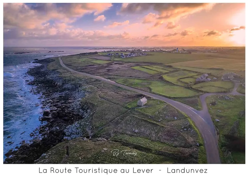 Sunrise sur la route touristique de Landunvez